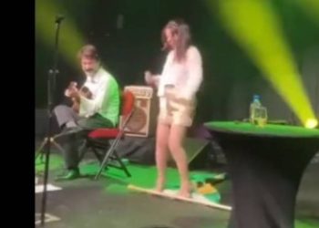 Bebel Gilberto, sobrinha de Chico Buarque pisa na Bandeira do Brasil - Foto Reprodução do Twitter