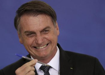 Bolsonaro caneta Bic - Foto Reprodução do Twitter