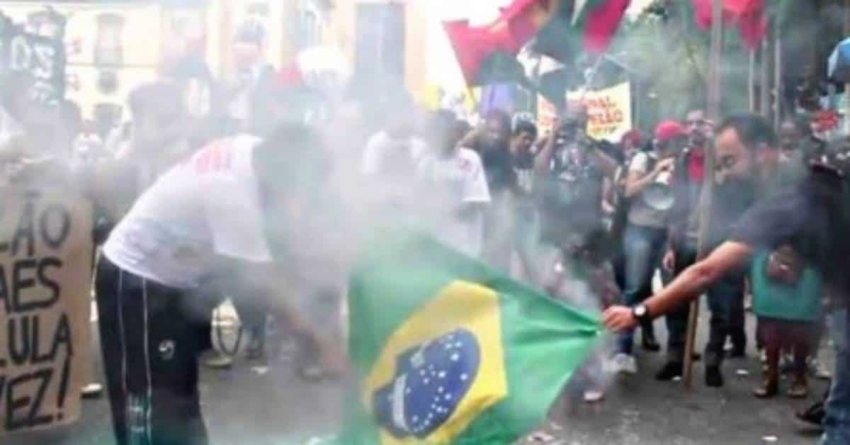 Bolsonaro resgata bandeira do Brasil - Foto Reprodução do Twitter