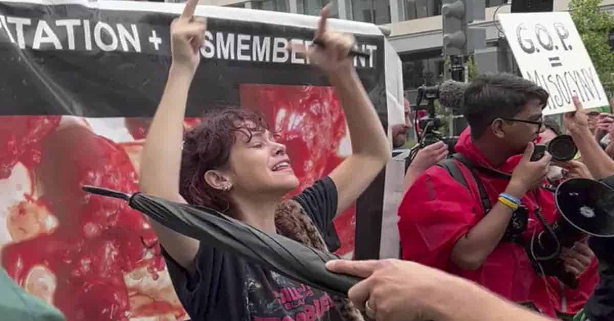 Feminista em Manifestação pró-aborto - Foto Reprodução do Twitter