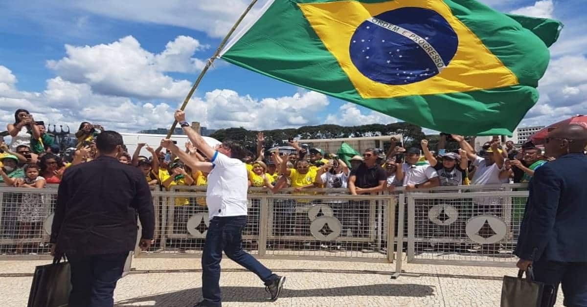 Juíza quer proibir exposição de bandeira do Brasil - Foto Reprodução do Twitter