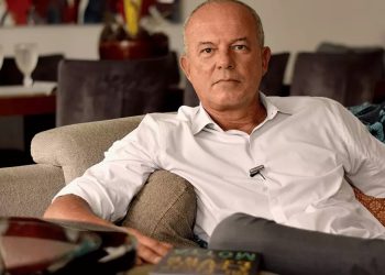 Jornalista faz alerta à nação: “Para um país de joelhos, podemos dizer: Levanta e anda”