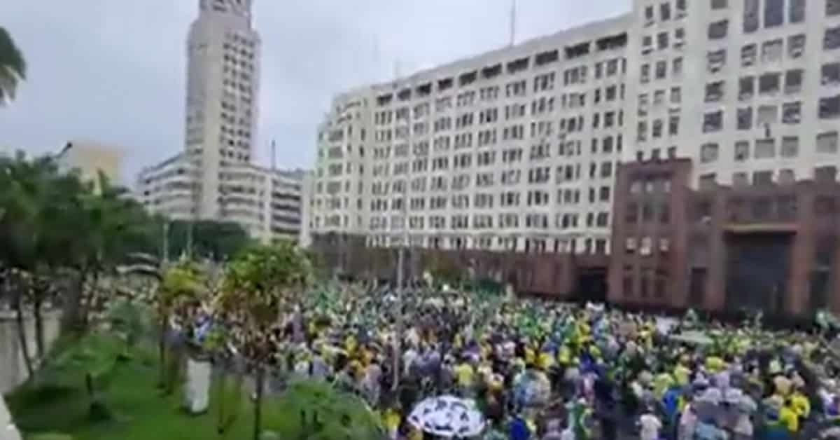 MULTIDÕES EM FRENTE AOS QUARTÉIS - FOTO TWITTER