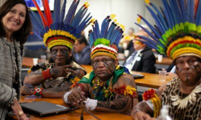 Bia Kicis e índios - Foto Reprodução do Twitter