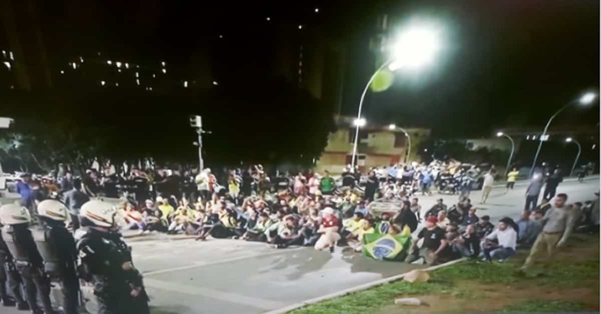 PERSEGUIÇÃO CONTRA MANIFESTANTES - FOTO REPRODUÇÃO DA CNN