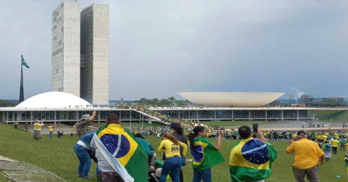 Multidão invade congresso, joga viatura dentro do rio e situação fica dramática, assista aqui 52 MULTIDÃO INVADE CONGRESSO - FOTO REPRODUÇÃO DO METROPOLIS