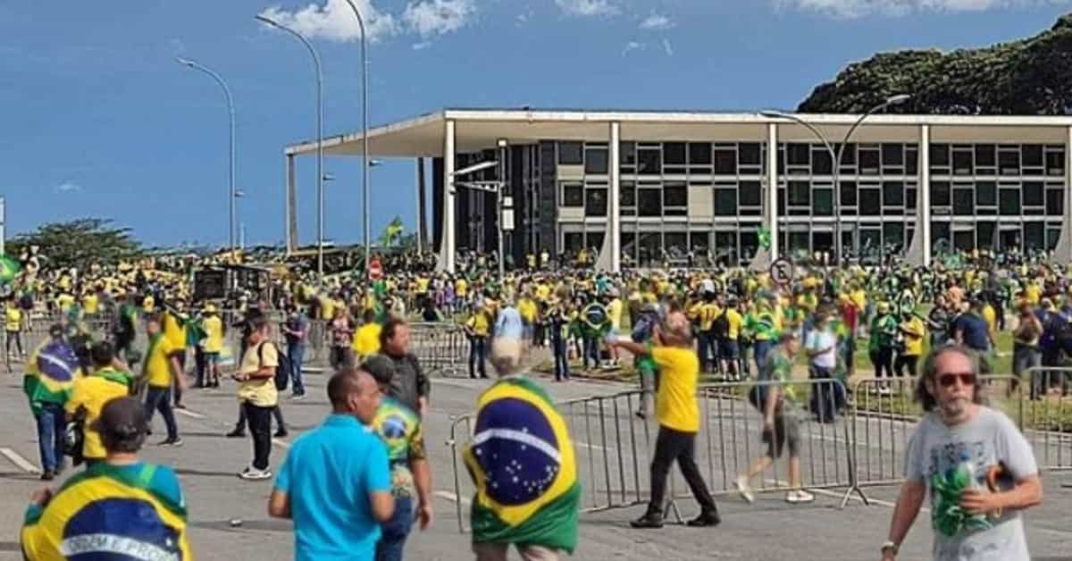 <strong>Manifestações: Jornalista militante da CNN tentar culpar Bolsonaro e toma invertida de Romeu Zema</strong> 52 Manifestações Jornalista militante da CNN tentar culpar Bolsonaro - Foto Reprodução do Twitter