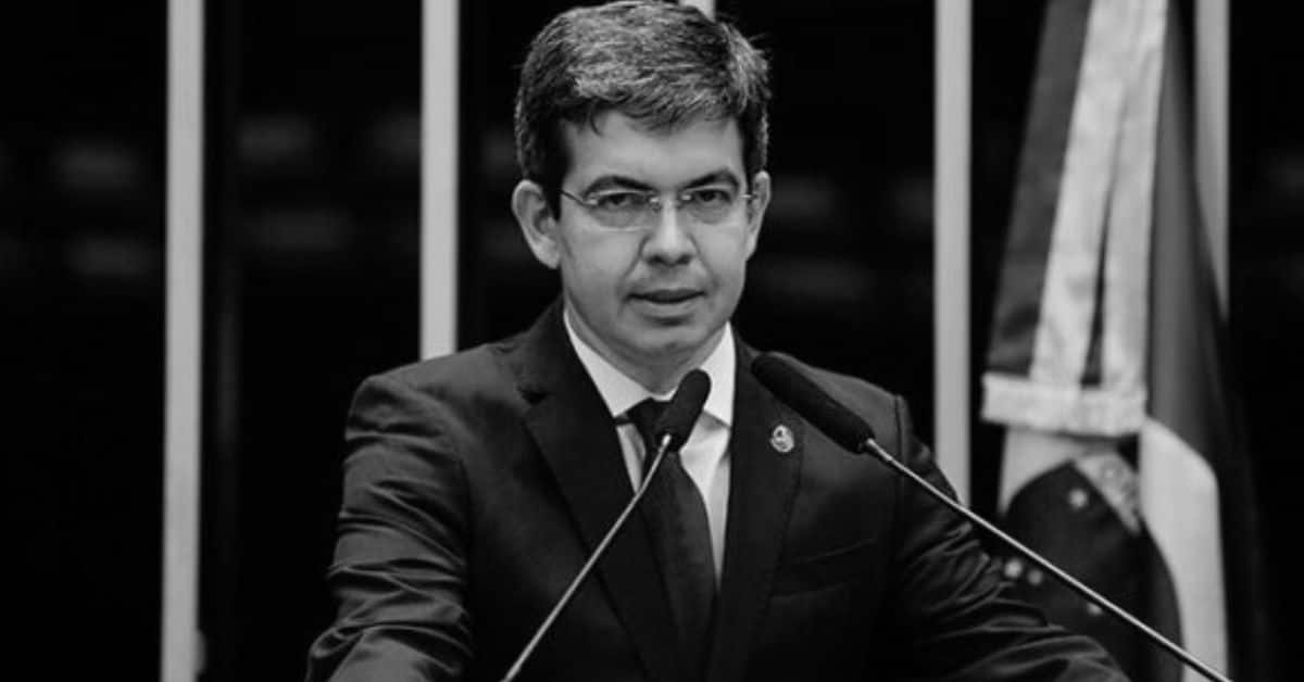 Randolfe Rodrigues tenta lacrar e toma outra invertida: “Que tal pensar no Brasil ao invés de Cuba e Venezuela?” 52 Randolfe Rodrigues - Foto Reprodução do Twitter