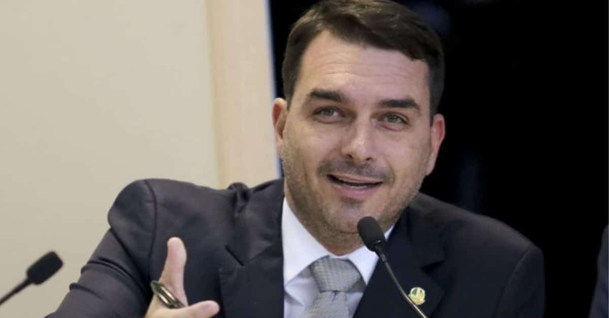 Flávio Bolsonaro não se intimida e relata toda conversa com Marcos do Val 52 Flávio Bolsonaro - Foto Reprodução do Twitter