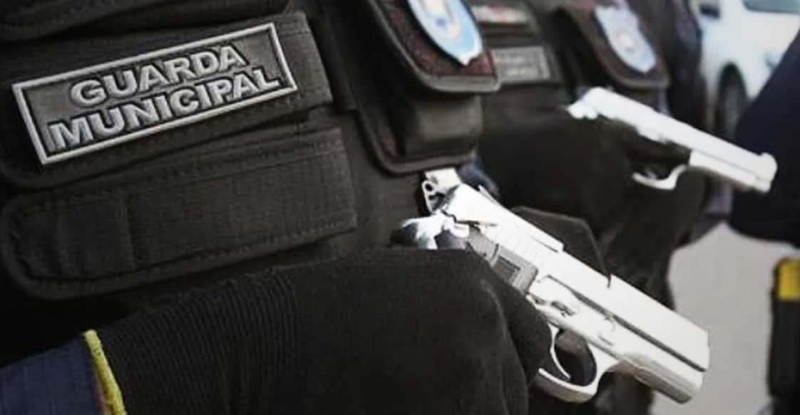 Herói da madrugada: Guarda Municipal salva idoso e mata dois bandidos em ação contra-assalto em Embu das Artes