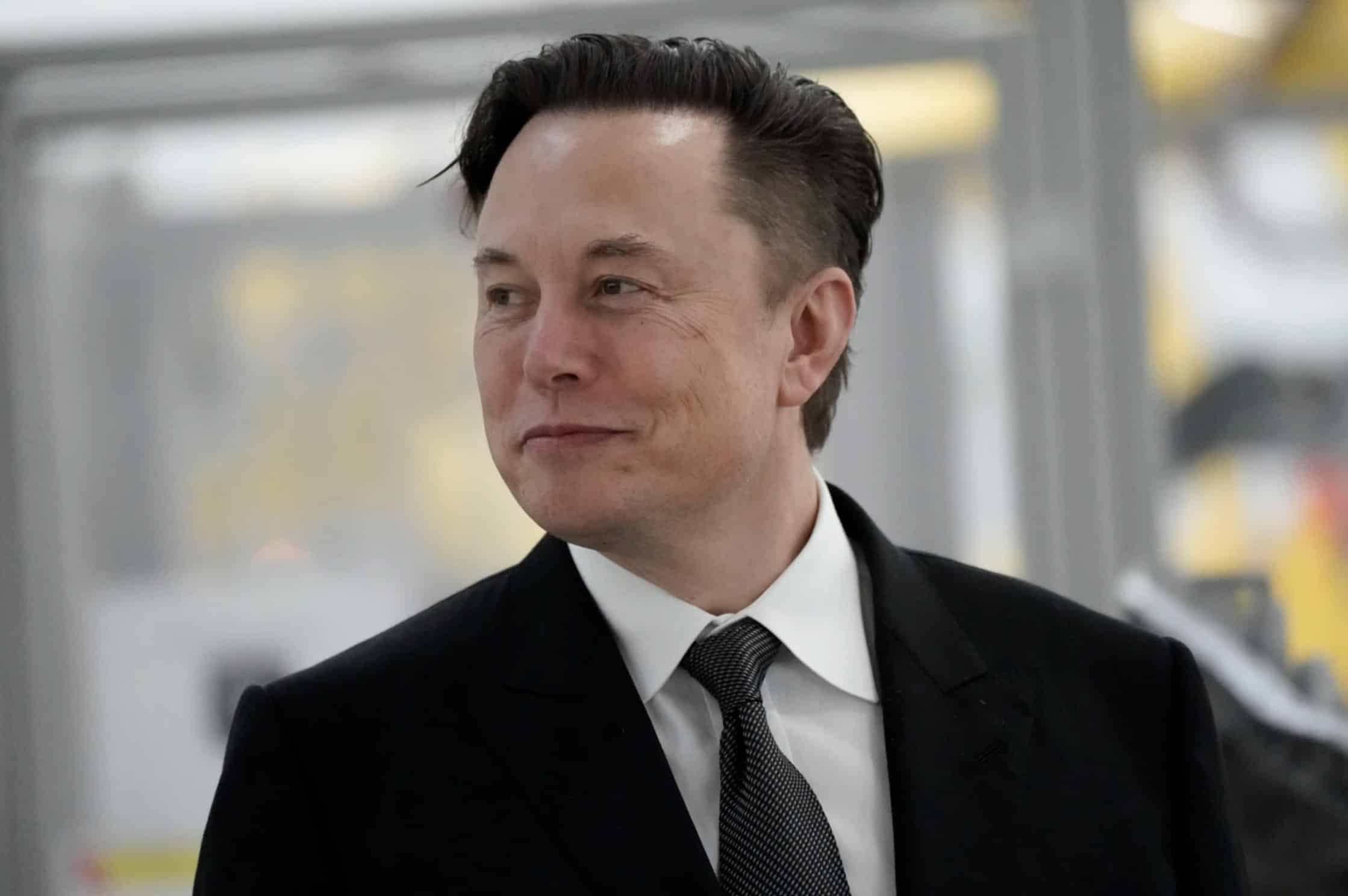 Elon Musk volta a ser o homem mais rico do mundo com fortuna de R$ 1 trilhão - Descubra como ele alcançou este feito histórico