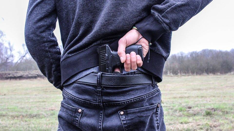 Policial de folga age em legítima defesa e mata bandido armado em Ceilândia, DF