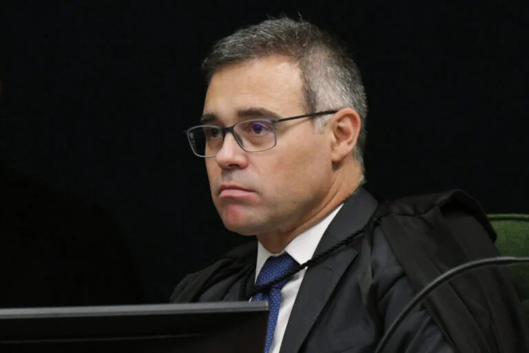 André Mendonça reage com firmeza após ser 'atropelado' por Lewandowski e leva julgamento da Lei das Estatais para plenário do STF