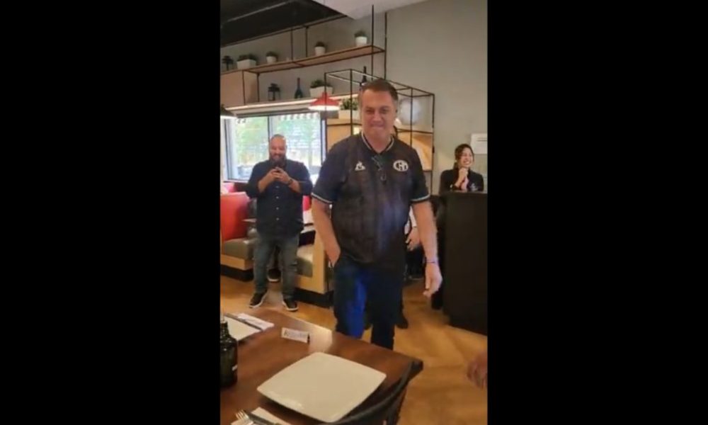 Bolsonaro é aclamado em restaurante de brasileiros nos EUA, VEJA O VÍDEO.