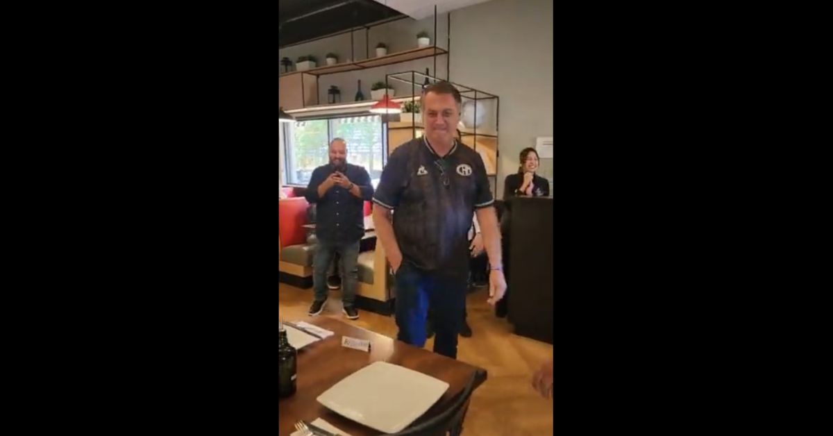 Bolsonaro é aclamado em restaurante de brasileiros nos EUA, VEJA O VÍDEO.