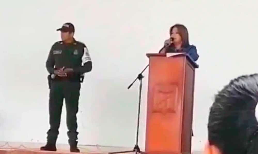 Diretora é ovacionada por pais ao impor regras severas contra namoros, piercings e celulares na escola
