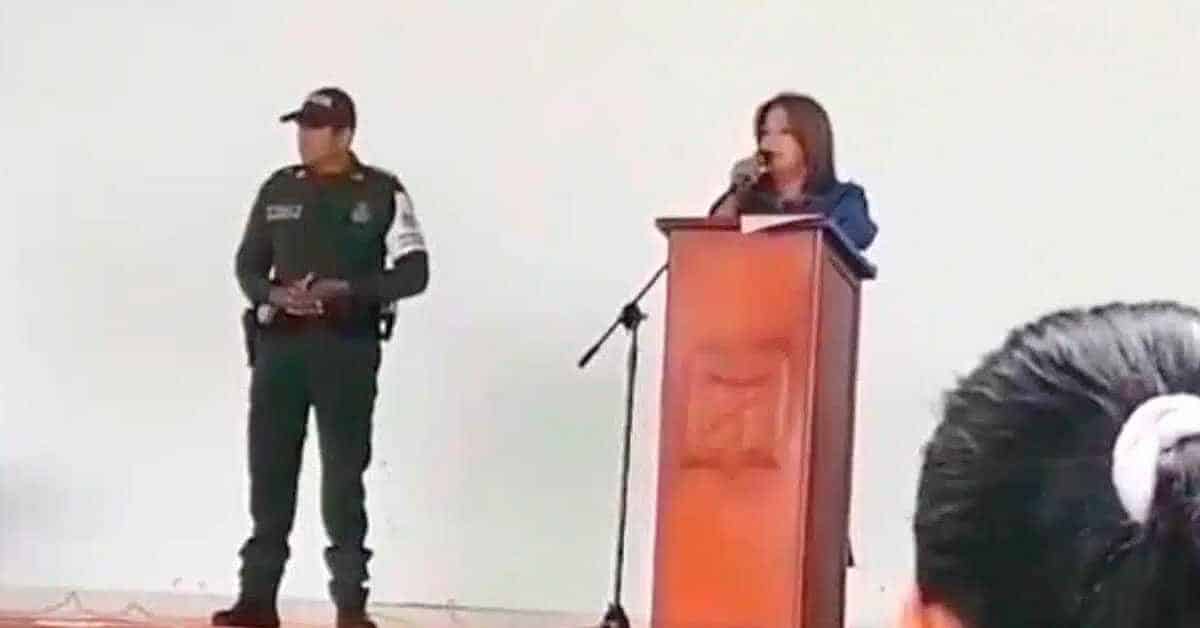 Diretora é ovacionada por pais ao impor regras severas contra namoros, piercings e celulares na escola