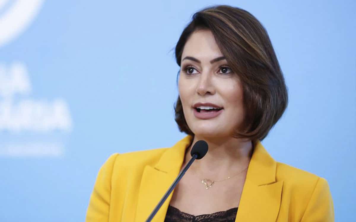 Michelle Bolsonaro DETONA imprensa por divulgar notícia falsa sobre presentes de luxo