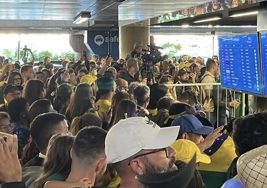 Jair Bolsonaro é recebido com gritos de “mito” por multidão no aeroporto de Brasília