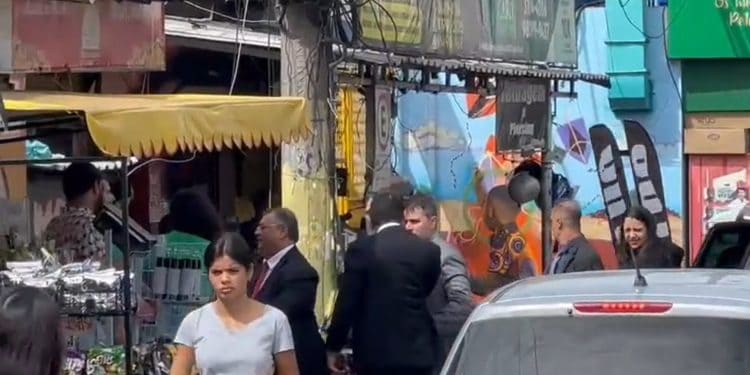 Flávio Dino, Ministro da Justiça e Segurança Pública, visita favela no RJ sem escolta policial