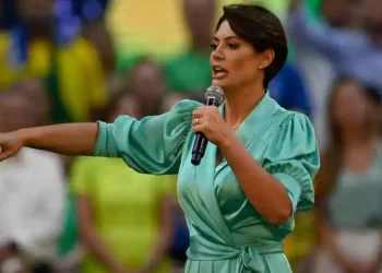 Michelle Bolsonaro Desmascara Polêmica dos Móveis do Alvorada e Sugere CPI