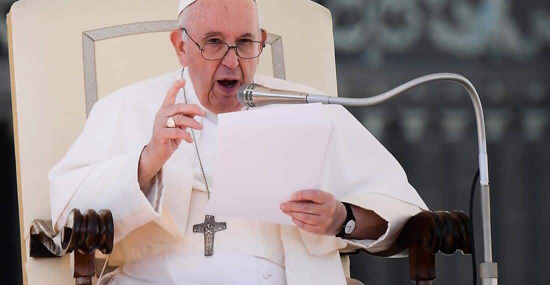 Papa Francisco causa polêmica ao suavizar comunismo e condenar extremismo de direita.