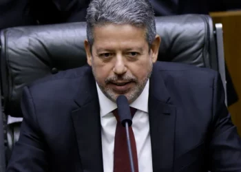 Lira convoca votação decisiva contra decreto de Lula no marco do saneamento