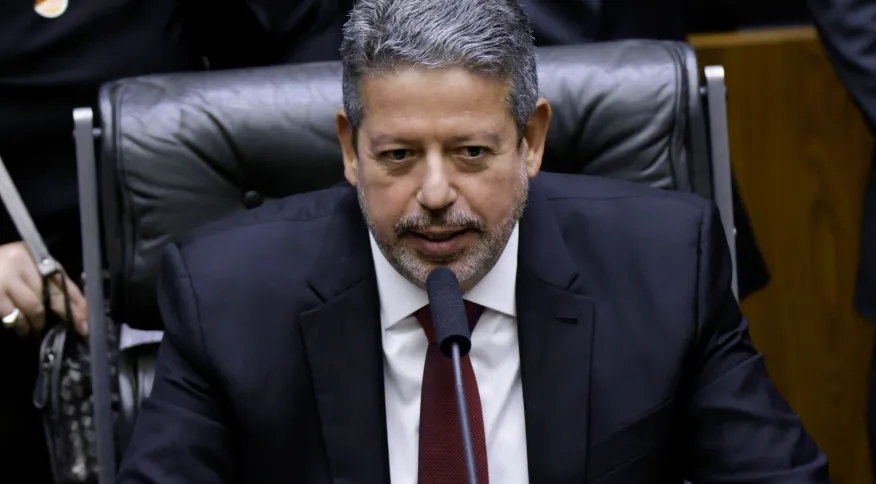 Lira convoca votação decisiva contra decreto de Lula no marco do saneamento