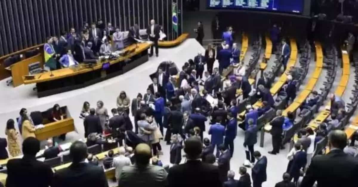 Republicanos votam contra o PL das Fake News em resposta à pressão popular