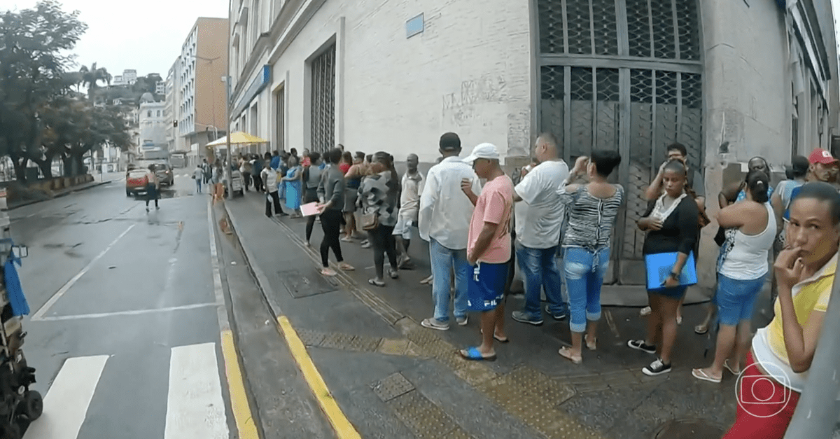 Bloqueio do Bolsa Família: Multidões em Salvador Buscam Respostas