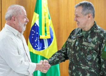 Comandante do Exército no governo Lula ganha quase R$ 1 milhão em 