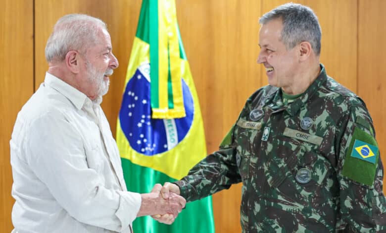 Comandante do Exército no governo Lula ganha quase R$ 1 milhão em "mimos" em apenas 60 dias