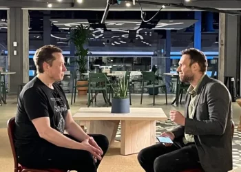 Elon Musk desafia jornalista com pergunta impactante e deixa-o sem resposta
