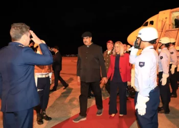 Militares Prestam Continência a Maduro e Enfrentam Onda de Críticas