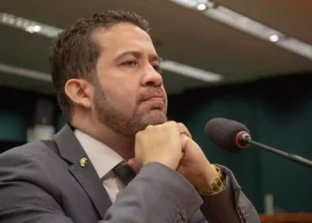 Janones promete renunciar se provarem participação em milícia digital contra Bolsonaro