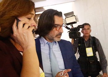 Veja o Momento Exato em que Jornalista da Globo Leva Soco de Segurança de Maduro