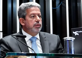 Relator do PL das Fake News pede adiamento e surpreende Arthur Lira
