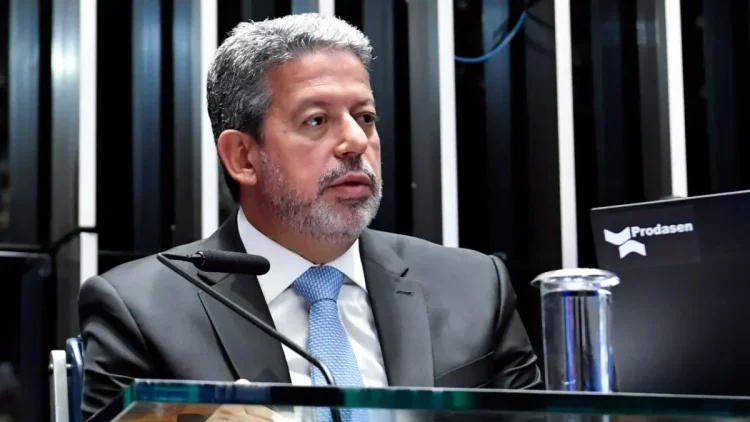 Relator do PL das Fake News pede adiamento e surpreende Arthur Lira