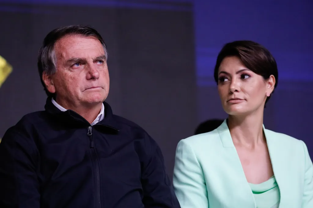 Celulares de Jair Bolsonaro e Michelle Bolsonaro apreendidos em ação da PF