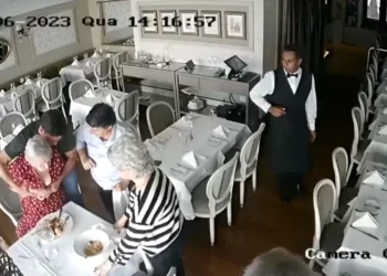Ex-ministro de Bolsonaro, realiza ato heroico e salva idosa engasgada em restaurante; confira o vídeo!