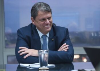 Tarcísio de Freitas arrecada R0 bilhões em investimentos para São Paulo em apenas cinco meses