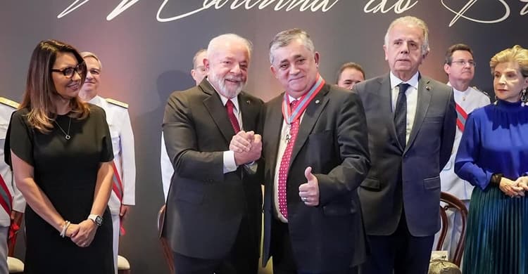 Deputado Cujo Assessor Foi Pego com Dinheiro na Cueca Recebe Medalha