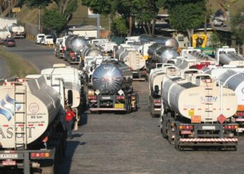 Colapso Iminente: Transporte de Combustíveis e Cargas Pode Parar em Todo o País