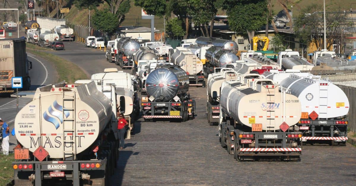 Colapso Iminente: Transporte de Combustíveis e Cargas Pode Parar em Todo o País
