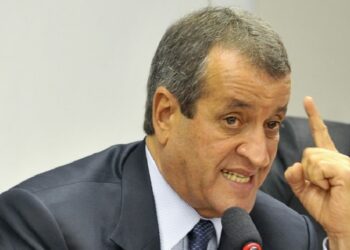 Valdemar Costa Neto Ordena Expulsão de Deputado que Fez 'L' no PL