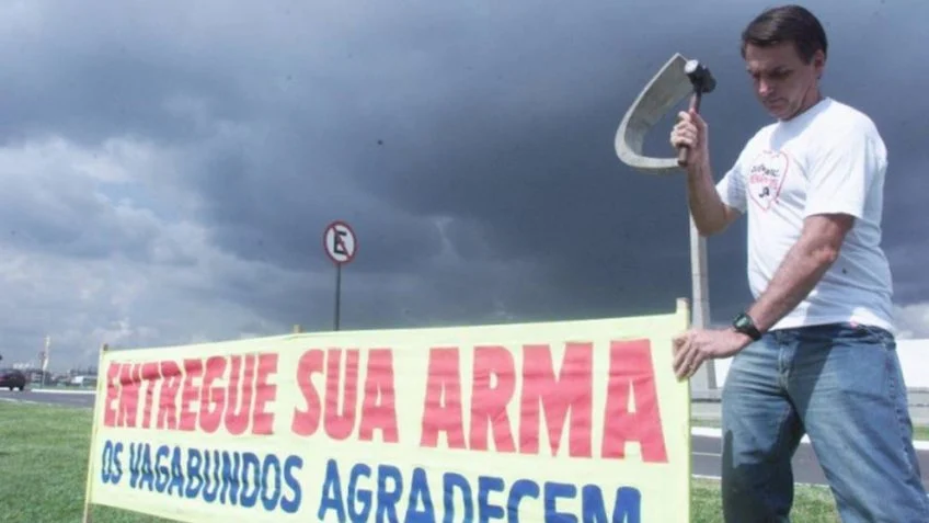 Após decreto de Lula, Bolsonaro responde: 'Entregue sua arma, os vagabundos agradecem'