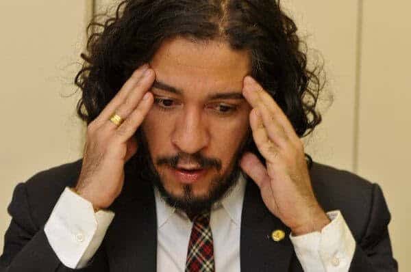 Justiça exige que Jean Wyllys apague posts contra empresário bolsonarista