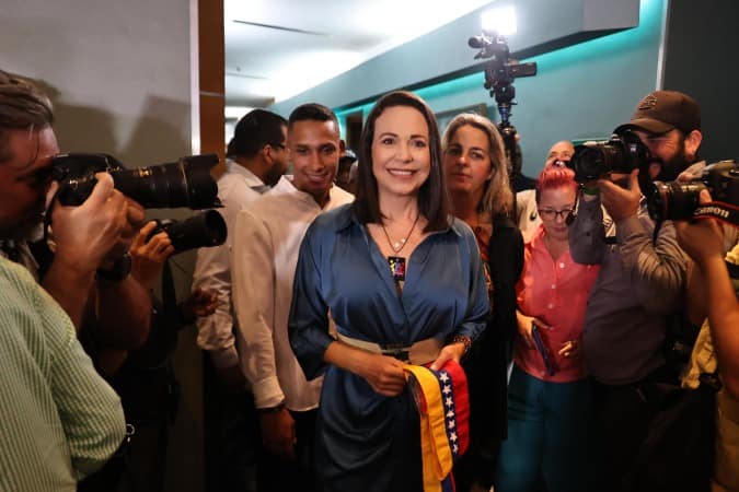 Apoiadores de Maduro Recorrem à Intimidação Armada para Tentar Parar Evento Opositor