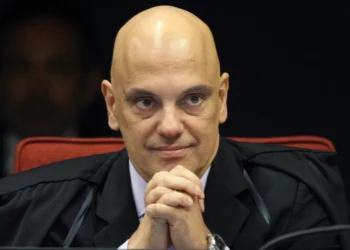 Árvore cai e atinge prédio de Alexandre de Moraes