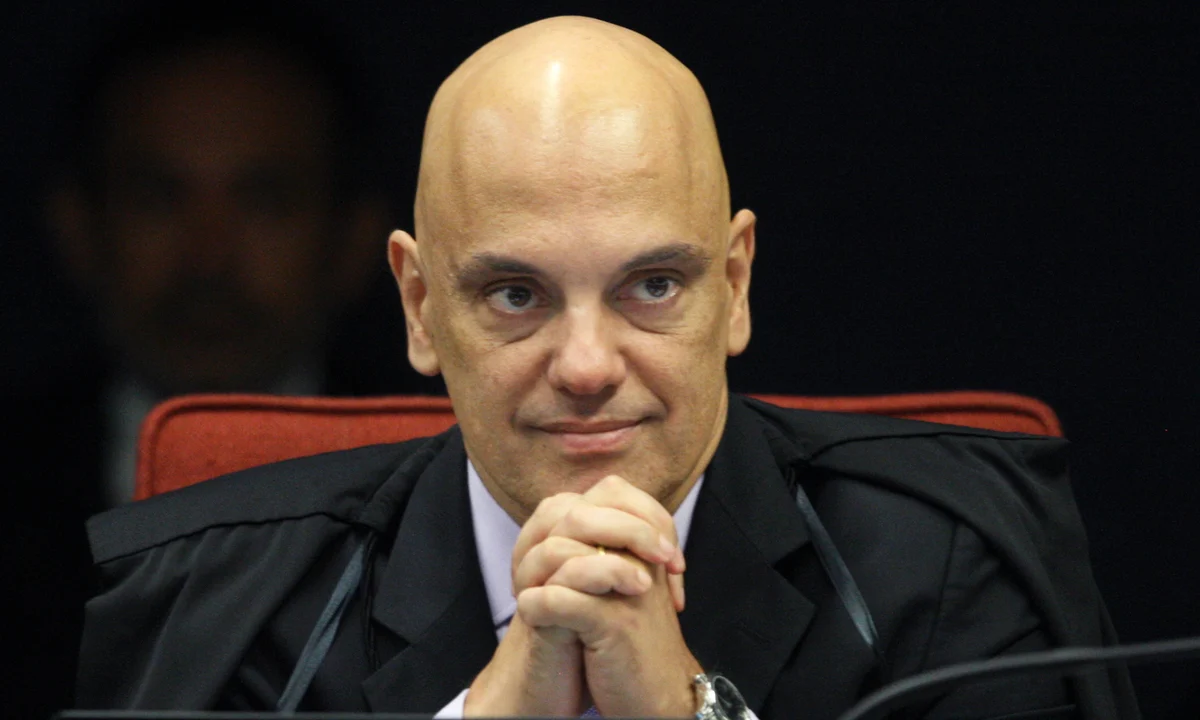 Árvore cai e atinge prédio de Alexandre de Moraes